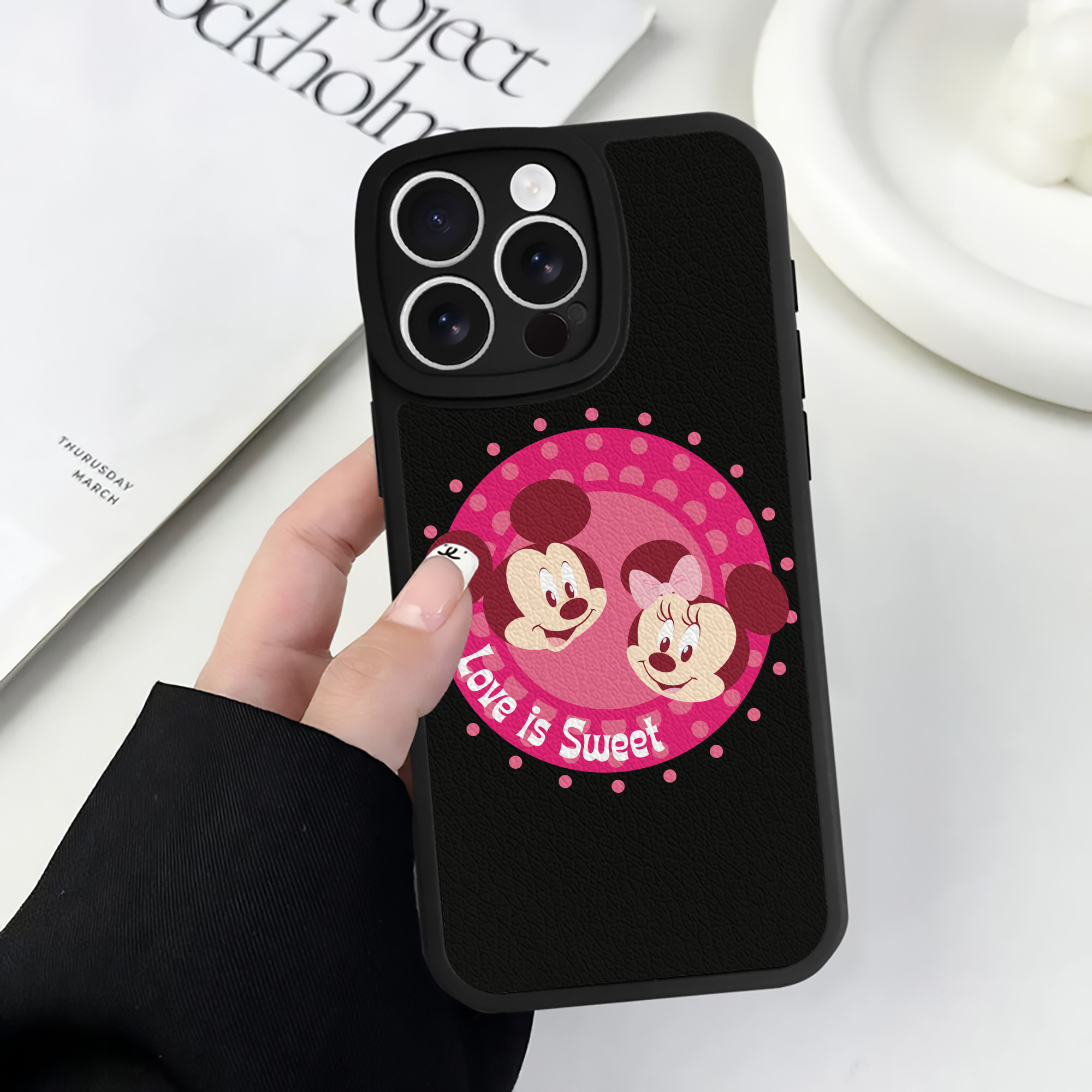 （画像用） ミッキーマウス Mickey Mouse 【iPhone 16シリーズ対応】シリコンスマホケース（レザー調） 材質：シリコン